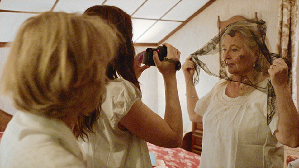 Film Mere Qui Rend Malade Sa Fille Avanti - Emmanuelle Antille - OUTSIDE THE BOX